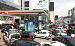 Automóviles haciendo fila para cargar combustible en Zalka, Líbano, el 20 de agosto de 2021. Foto: Reuters